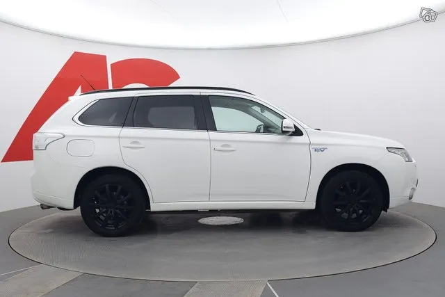 Mitsubishi Outlander Plus 4WD 5P - Koukku / Xenon / 18