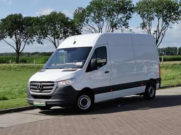 Mercedes-Benz Sprinter 314 L2H2 MBUX RWD Image 2